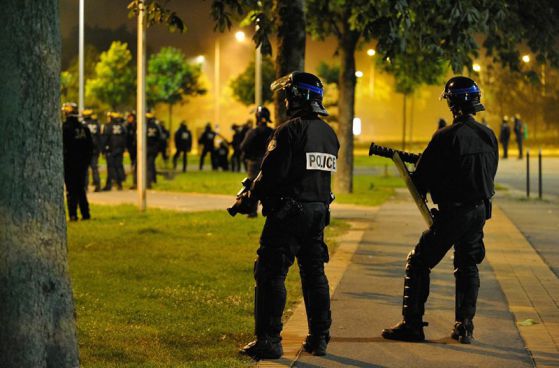 Сблъсъци между младежи и полиция във френския град Амиен. Снимка: ЕПА / БГНЕС 