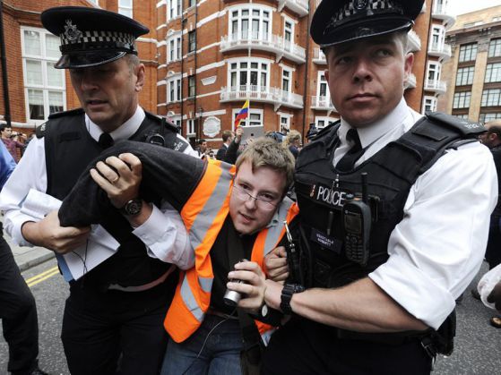 Британски полицаи арестуват един от протестиращите в защита на Джулиан Асандж пред посолството на Еквадор в Лондон. Снимка: EPA/БГНЕС