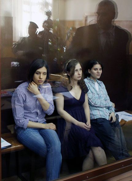 Pussy Riot на делото в московския съд. Снимка: БГНЕС