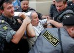Обвиниха Гари Каспаров, че ухапал полицай на митинг за Pussy Riot