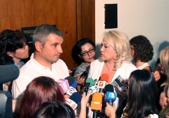 Елен Герджиков и Анжелика Цекова съобщават резултатите от срещата в общината. Снимка: Сергей Антонов