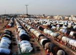 Молитва по време на празника Рамадан в бежанския лагер в покрайнините на северозападния град Пешавар, Пакистан. Снимка: ЕПА / БГНЕС 