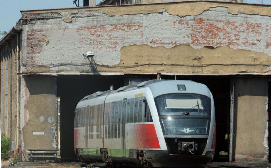 Трима ранени в катастрофа между бус и влак в Банско