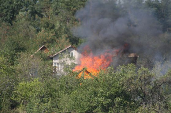 От няколко часа гори и вилната зона на Казанлък. Снимка: БГНЕС