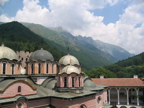 Пожарът е на около километър и половина от стените на Рилския манастир