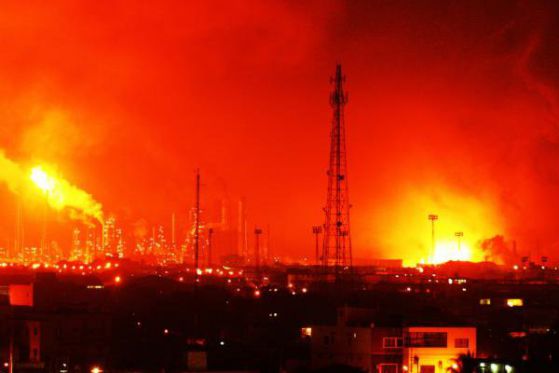 Петролната рафинерия Amuay, където 19 загинаха и над 50 бяха ранени при взрив.
