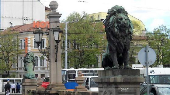 Тролей и бус се удариха в София