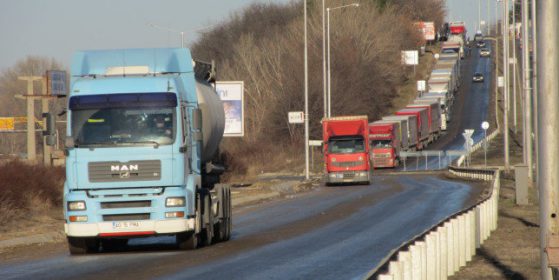 Забраняват ТИР-ове следобед. Снимка: БГНЕС