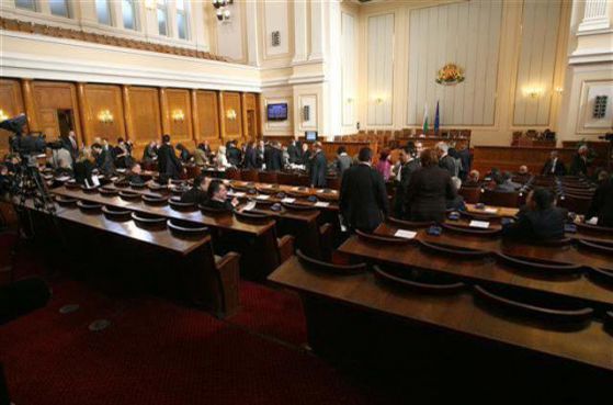 Искания за оставки и съд в първия парламентарен ден