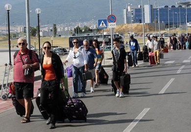 Пътници са блокирани на летище София заради забавени и отложени полети.Снимка: БГНЕС