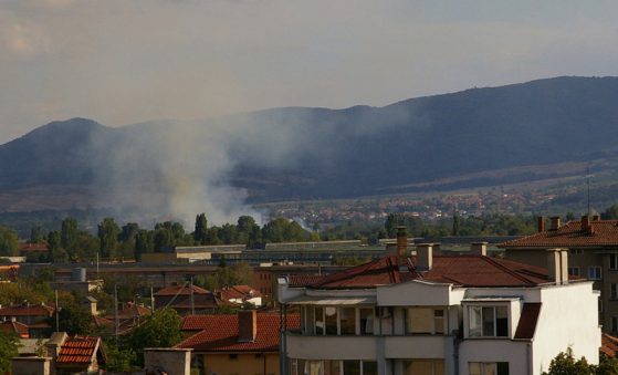 Огънят, възникнал в склад на завод „Арсенал“, е потушен. Снимка: БГНЕС