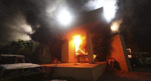Неизвестни обстреляли с гранатомет сградата на американското консулство в Бенгази. Снимка: reuters