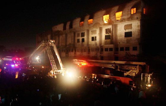 Над 100 души загинаха при пожар във фабрика за дрехи в пакистанския град Карачи. Снимка: ЕПА / STR / БГНЕС