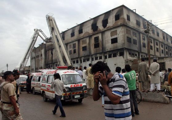 Броят на загиналите при двата пожара в Пакистан достигна 261 души. Снимка: ЕПА / БГНЕС