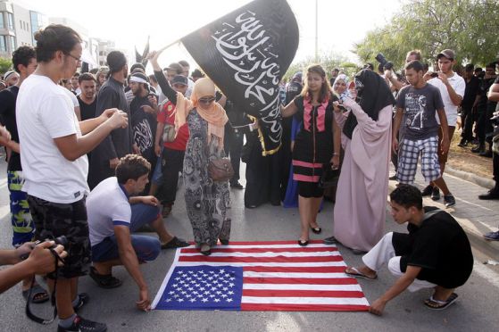 Протест пред американското посолство в Тунис. Снимка: ЕПА / БГНЕС