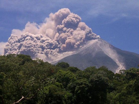 Хиляди евакуирани в Гватемала заради вулкан