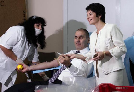 Цветан Цветанов и Десислава Атанасова позират за снимка по време на кръводарителската акция.