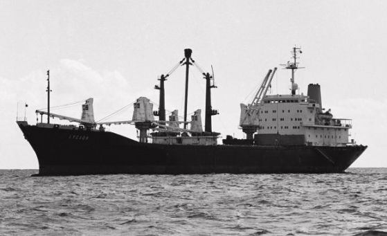 Моряците от кораба с кокаин остават в затвора до края на разследването