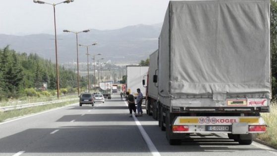 15 км опашка от ТИР-ове блокира турската граница
