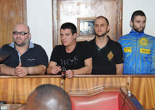 Арестувани българи се барикадираха в африкански съд (видео) 