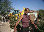 Събориха 30 незаконни ромски постройки в Мъглиж (снимки)