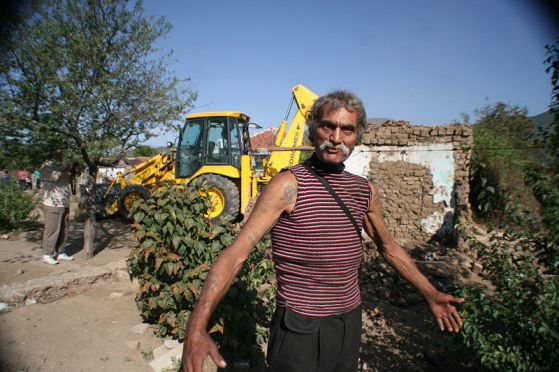 Събориха 30 незаконни ромски постройки в Мъглиж (снимки)