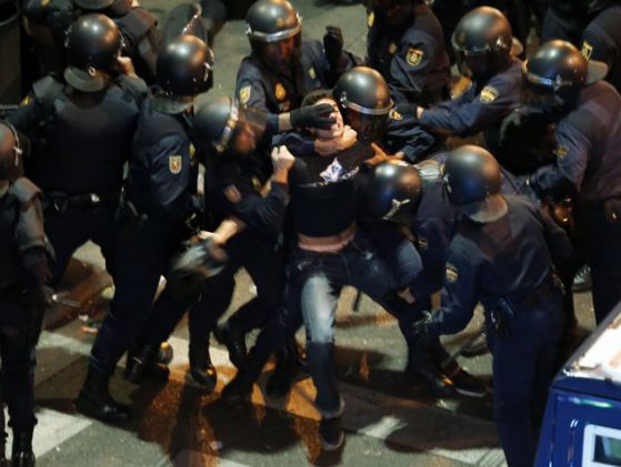Полицията използва гумени патрони по време на протести в Испания, Снимка: Reuters 