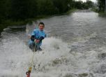 Джип сърфинг по наводнени улици (видео)