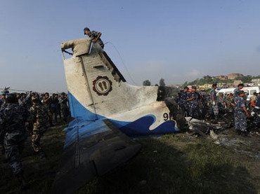 19 загинали в самолетна катастрофа в Непал (снимки)