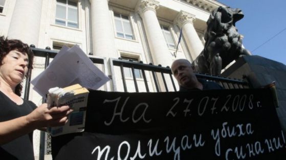 Родителите на загиналото момче протестираха пред Съдебната палата. Снимка: БГНЕС