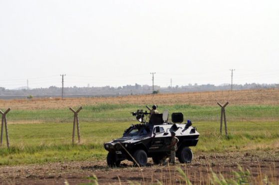Турция струпва танкове на границата със Сирия