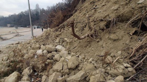 Свлачище разруши 100-годишен фар в Кранево