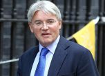 Британски министър подаде оставка заради скандал с полицай