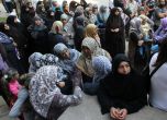 Около 300 души в мюсюлманско облекло стояха пред съда в Пазарджик, докато течеше първото заседание по делото за радикален ислям. Снимка: БГНЕС