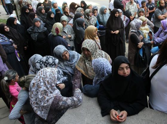 Около 300 души в мюсюлманско облекло стояха пред съда в Пазарджик, докато течеше първото заседание по делото за радикален ислям. Снимка: БГНЕС