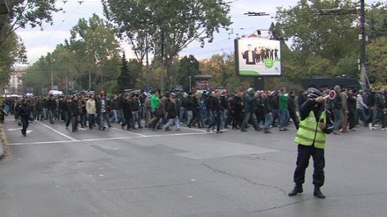 240 полицаи охраняват феновете на Левски и ЦСКА по време на Вечното дерби днес от 16.00 ч. на Националния стадион 