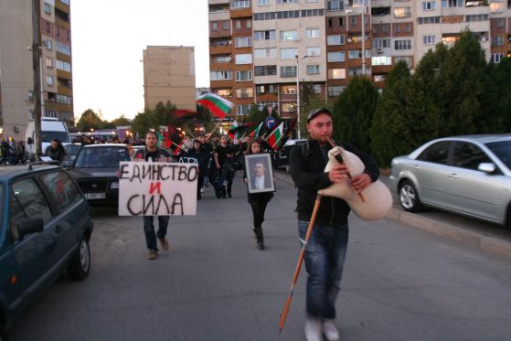 Над 100 души се събраха тази вечер на шествието “Няма да забравим, няма да простим!” Снимка: Сергей Антонов