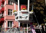 Анонимни творци превърнаха полицейска будка в къщичка за срещи. Снимка: Сергей Антонов