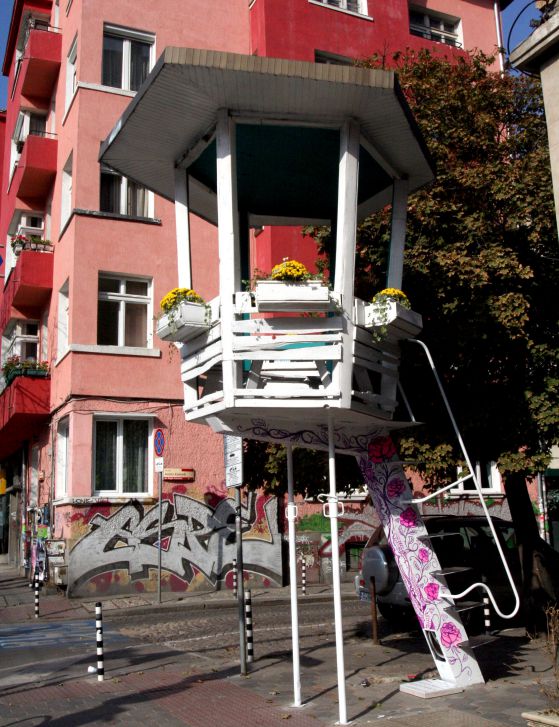 Анонимни творци превърнаха полицейска будка в къщичка за срещи (снимки)