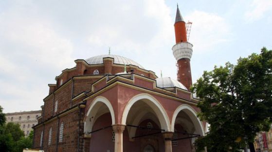 Заплашиха столичната джамия с бомба
