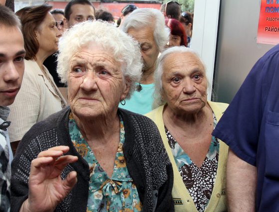 Опашката от социално слаби, пенсионери и инвалиди при първото раздаване на помощи на 13 септември. Тогава те получиха по 12 кг. храни. Сега ще се раздават пакети по 52 кг.