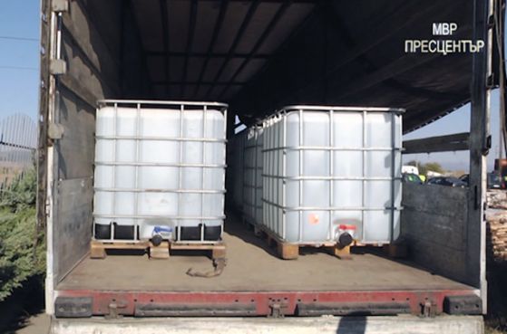 33 тона нелегален спирт са иззети от склад в Костинброд