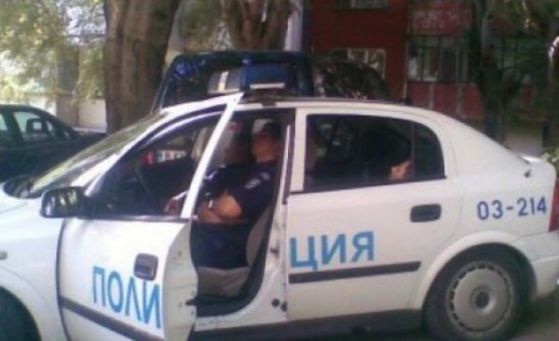 Кадърът на тримата спящи в патрулката милиционери, който предизвика гнева на варненската полиция