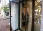 Изпочупиха стъклата на офиса на ГЕРБ в Кюстендил. Снимка: DarikNews.bg, Дарик Кюстендил  