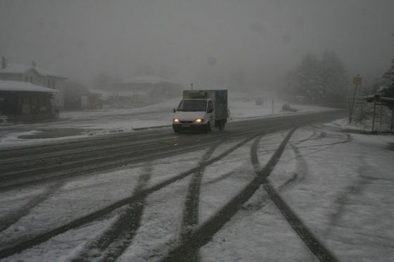 Хлъзгави пътища и села без ток заради силния сняг