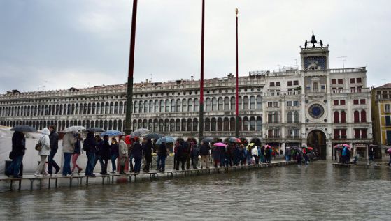 Венеция по-наводнена от всякога (снимки и видео)