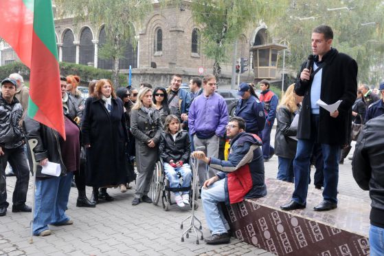 100 души на протеста в подкрепа на децата с увреждания