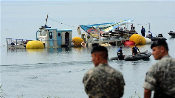 Роднини на загиналите при потъването на кораба 