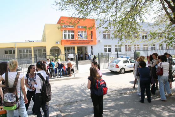 На 3 май, в края на миналата учебна година, Втора английска гимназия бе евакуирана след сигнал за бомба. Снимка: Сергей Антонов