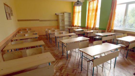 Бомбени заплахи затвориха две столични училища